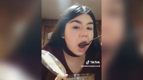 Joven mexicana comió merkén a cucharadas en Chile: Su reacción impactó en redes sociales Joven mexicana comió merkén a cucharadas en Chile: Su reacción impactó en redes sociales
