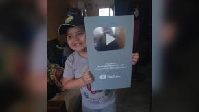 Padre hizo placa de YouTube de madera a su hijo por superar los 1.400 suscriptores: Se hizo viral y está cerca de los 100 mil Padre hizo placa de YouTube de madera a su hijo por superar los 1.400 suscriptores: Se hizo viral y está cerca de los 100 mil