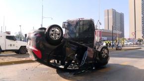 Vehículo volcó tras chocar contra un carro policial en Macul Vehículo volcó tras chocar contra un carro policial en Macul