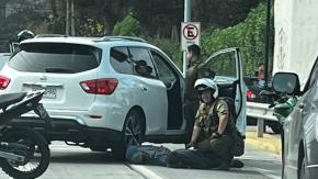 Carabineros usan armas para detener a tres sujetos acusados de robar un auto en Viña del Mar