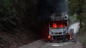 Desconocidos incendian camión en predio forestal de Los Lagos: Dejaron un lienzo de la CAM en el lugar Desconocidos incendian camión en predio forestal de Los Lagos: Dejaron un lienzo de la CAM en el lugar