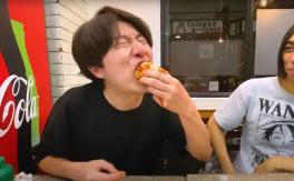 Japonés prueba por primera vez el completo gigante pero le echó mucho ají: "¡Los labios me duelen!"