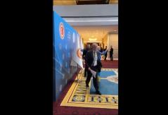 Representante ruso le quitó una bandera a diputado ucraniano durante una cumbre en Turquía y desató una pelea Representante ruso le quitó una bandera a diputado ucraniano durante una cumbre en Turquía y desató una pelea