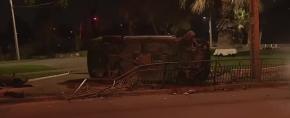 Vehículo volcó tras chocar en plaza en Maipú: Conductor huyó del lugar Vehículo volcó tras chocar en plaza en Maipú: Conductor huyó del lugar