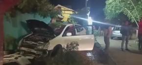 Conductor intenta embestir a carabineros tras evadir fiscalización en Puente Alto: Choca y termina incrustado en una casa Conductor intenta embestir a carabineros tras evadir fiscalización en Puente Alto: Choca y termina incrustado en una casa