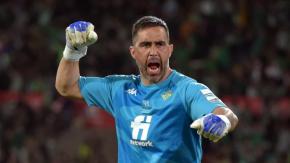 No se mueve: Claudio Bravo renueva con el Betis de Manuel Pellegrini