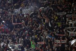 Burlas con billetes y piedrazos a la barra de Boca: denuncian impresentable actuar de los hinchas de Colo-Colo en Buenos Aires Burlas con billetes y piedrazos a la barra de Boca: denuncian impresentable actuar de los hinchas de Colo-Colo en Buenos Aires