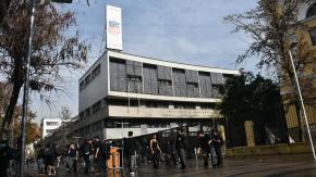 Carabinero de franco es lesionado tras defender a mujer de la tercera edad que era agredida frente al Instituto Nacional