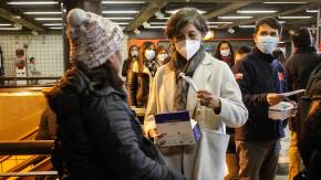 Minsal entregará mascarillas gratuitas en transporte público, pero no será obligatorio su uso: "Apelamos a la responsabilidad individual" Minsal entregará mascarillas gratuitas en transporte público, pero no será obligatorio su uso: "Apelamos a la responsabilidad individual"