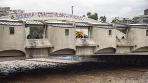 Bombero queda lesionado tras caer de puente en Río Mapocho: Se cortó su cuerda mientras realizaba un ejercicio de descenso Bombero queda lesionado tras caer de puente en Río Mapocho: Se cortó su cuerda mientras realizaba un ejercicio de descenso