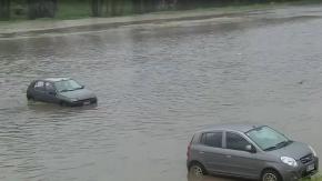 Crece el estero Marga Marga por lluvias en Viña del Mar: vehículos quedaron atrapados Crece el estero Marga Marga por lluvias en Viña del Mar: vehículos quedaron atrapados