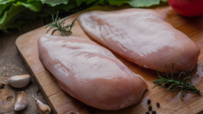 Estados Unidos aprueba venta de carne de pollo creada en laboratorio
