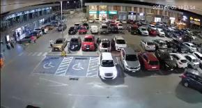 Dos detenidos: cámaras captan violento portonazo en estacionamiento en Buin