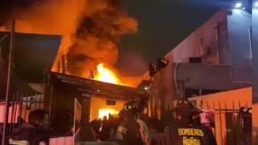 Seis bomberos lesionados tras violento incendio a fábrica textil en Macul: Uno cayó desde un techo Seis bomberos lesionados tras violento incendio a fábrica textil en Macul: Uno cayó desde un techo