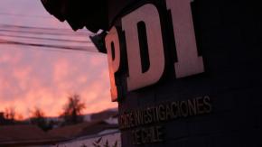 Cuatro funcionarios de PDI dados de baja: recibían whisky y dinero para “apurar” trámites de migrantes irregulares Cuatro funcionarios de PDI dados de baja: recibían whisky y dinero para “apurar” trámites de migrantes irregulares
