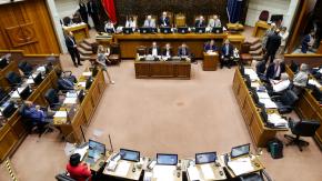 Senado aprueba y despacha a ley aumento del Bono Invierno: Se entregará un complemento de $60 mil Senado aprueba y despacha a ley aumento del Bono Invierno: Se entregará un complemento de $60 mil