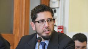 Aumenta la presión por la salida de Araos: parlamentarios oficialistas se suman a pedido de renuncia Aumenta la presión por la salida de Araos: parlamentarios oficialistas se suman a pedido de renuncia