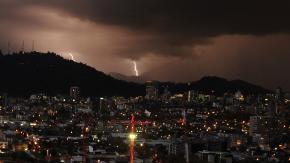 Dirección Meteorológica emite aviso de posibles tormentas eléctricas en 10 regiones del país, incluida la RM 