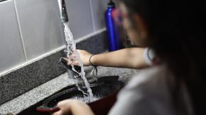 Casi la mitad del agua de la llave en EE.UU. contiene "químicos eternos" nocivos para la salud Casi la mitad del agua de la llave en EE.UU. contiene "químicos eternos" nocivos para la salud
