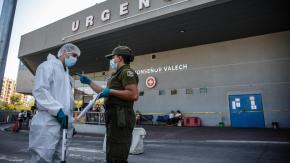 Madre de estudiante herido en explosión en Liceo de Aplicación es detenida por agredir a guardia de ex Posta Central Madre de estudiante herido en explosión en Liceo de Aplicación es detenida por agredir a guardia de ex Posta Central