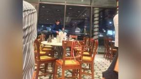 Hombre reservó tres mesas para celebrar su cumpleaños 61 en restaurante: No llegó nadie Hombre reservó tres mesas para celebrar su cumpleaños 61 en restaurante: No llegó nadie