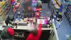 Intimidando a trabajadora y clientes: Así fue el violento asalto a un Oxxo en Ñuñoa que terminó con dos detenidos Intimidando a trabajadora y clientes: Así fue el violento asalto a un Oxxo en Ñuñoa que terminó con dos detenidos