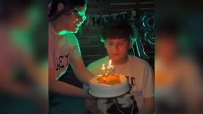 Joven cumplió 18 años y su madre desató una fuerte controversia al sorprenderlo con una bailarina como regalo Joven cumplió 18 años y su madre desató una fuerte controversia al sorprenderlo con una bailarina como regalo