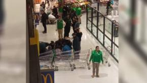 Dos guardias y un colaborador de Jumbo fueron agredidos con arma blanca por delincuente en Viña del Mar Dos guardias y un colaborador de Jumbo fueron agredidos con arma blanca por delincuente en Viña del Mar