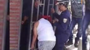 Mujer queda atrapada en la reja de su casa tras acercarse a escuchar la discusión de una pareja Mujer queda atrapada en la reja de su casa tras acercarse a escuchar la discusión de una pareja