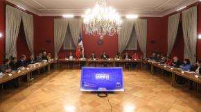 Oposición insiste en salida de ministros y pide a Boric imitar a Bachelet cuando pidió la renuncia a todo su gabinete Oposición insiste en salida de ministros y pide a Boric imitar a Bachelet cuando pidió la renuncia a todo su gabinete
