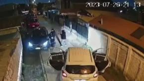 Mujer sufrió violenta encerrona en Maipú: Delincuentes la golpearon y lanzaron al suelo Mujer sufrió violenta encerrona en Maipú: Delincuentes la golpearon y lanzaron al suelo