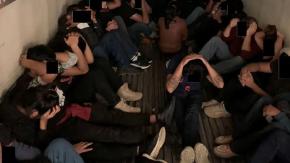 México encuentra a más de 300 migrantes en cajas de camiones México encuentra a más de 300 migrantes en cajas de camiones