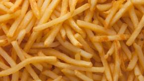 Trabajadora de local de comida rápida es arrestada tras servir papas fritas que estaban en la basura Trabajadora de local de comida rápida es arrestada tras servir papas fritas que estaban en la basura