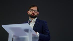 Presidente Boric ofrece disculpas a chilenos exiliados en Francia tras ver documental: "En nombre del Estado de Chile, perdón" Presidente Boric ofrece disculpas a chilenos exiliados en Francia tras ver documental: "En nombre del Estado de Chile, perdón"