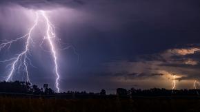 Tormenta eléctrica, vientos, tornados y lluvia trae el sistema frontal en la zona centro sur Tormenta eléctrica, vientos, tornados y lluvia trae el sistema frontal en la zona centro sur