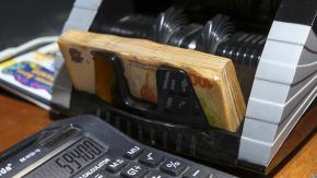 Peso argentino se desploma tras triunfo de Milei en las primarias Peso argentino se desploma tras triunfo de Milei en las primarias