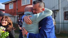 40 años después: Chileno secuestrado en dictadura y criado en EE.UU. conoció a su madre biológica en Valdivia 40 años después: Chileno secuestrado en dictadura y criado en EE.UU. conoció a su madre biológica en Valdivia