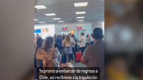 Pasajeros rinden homenaje a tripulación de Latam tras muerte de piloto en pleno vuelo Pasajeros rinden homenaje a tripulación de Latam tras muerte de piloto en pleno vuelo