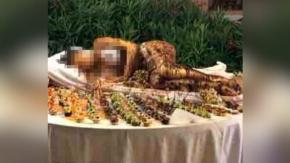Polémica: Hotel se disculpa por exhibir como postre a una mujer en bikini cubierta en chocolate delante de niños Polémica: Hotel se disculpa por exhibir como postre a una mujer en bikini cubierta en chocolate delante de niños