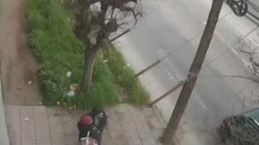 Funcionaria de Carabineros es asaltada mientras esperaba micro: recibió un disparo en el brazo Funcionaria de Carabineros es asaltada mientras esperaba micro: recibió un disparo en el brazo