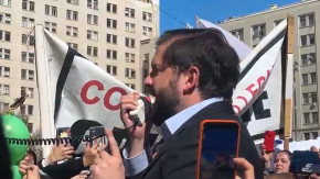 “Hay algunos que se ponen nerviosos cuando uno conversa con el pueblo”: Boric defiende salida de La Moneda a hablar con manifestantes