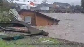 Vivienda es arrastrada por el agua tras desborde de río Chillán Vivienda es arrastrada por el agua tras desborde de río Chillán