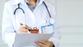 Insólito: Doctora se escondió debajo de una mesa para no atender a sus pacientes Insólito: Doctora se escondió debajo de una mesa para no atender a sus pacientes