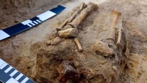 Hallan "niño vampiro" del siglo XVII encerrado con candado