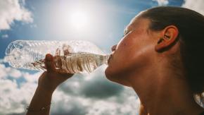 Mujer muere tras beber mucha agua rápidamente: Se desplomó en medio de un viaje familiar Mujer muere tras beber mucha agua rápidamente: Se desplomó en medio de un viaje familiar
