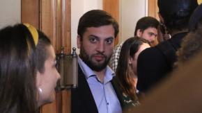 Diputado PPD Raúl Soto cuestiona al gobierno: “El Presidente está rodeado de aduladores que le dicen a todo que sí” Diputado PPD Raúl Soto cuestiona al gobierno: “El Presidente está rodeado de aduladores que le dicen a todo que sí”