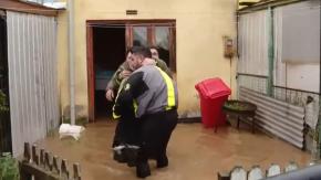 VIDEO | Dramático rescate de adulto mayor en Licantén: pescadores y José Luis Repenning ayudaron a evacuarlo