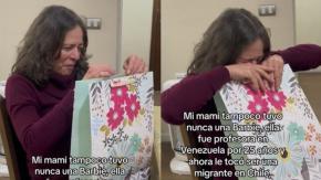 “¡Ay, una Barbie!”: Usuario de Tik Tok emocionó a su madre al regalarle su primera muñeca “¡Ay, una Barbie!”: Usuario de Tik Tok emocionó a su madre al regalarle su primera muñeca