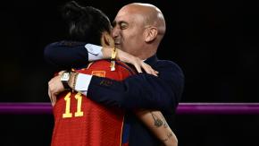 El escándalo del beso forzado: El paso a paso de la caída en picada de Luis Rubiales