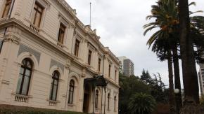 Un árbol cayó encima del Palacio Cousiño en Santiago Centro Un árbol cayó encima del Palacio Cousiño en Santiago Centro